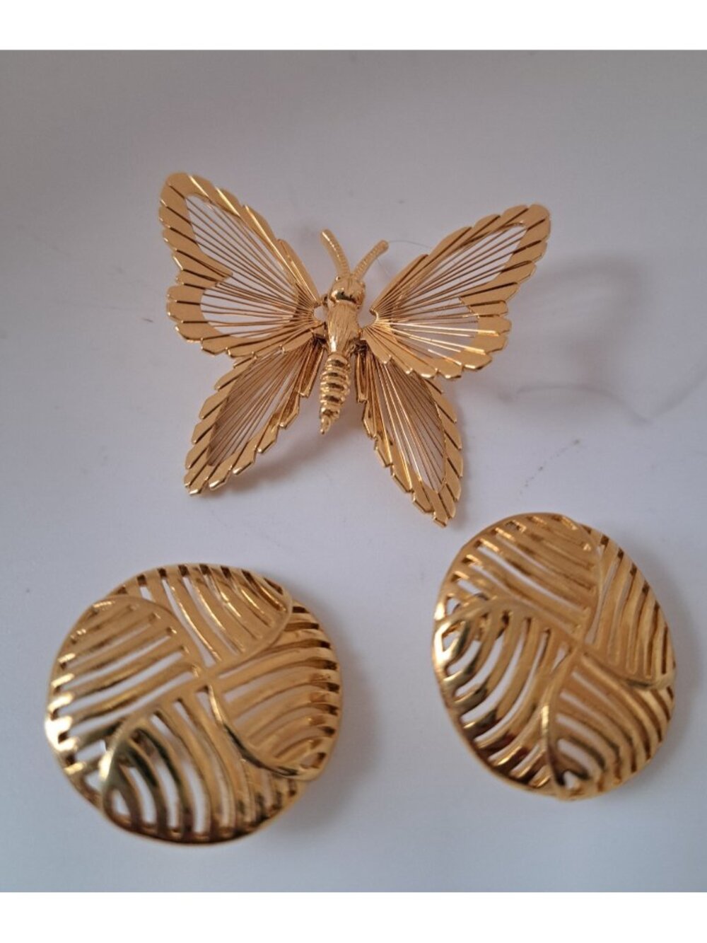 Vintage Gold Tone Monet Butterfly Insect Brooch Pin & Round Earrings Jewelry Set